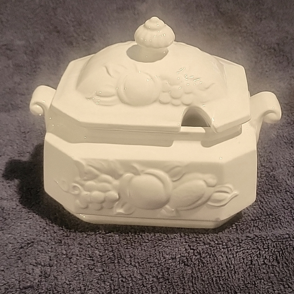 Hinmark Gourmet Gravy Tureen w/o ladel.  Small crack as shown. Stunning!